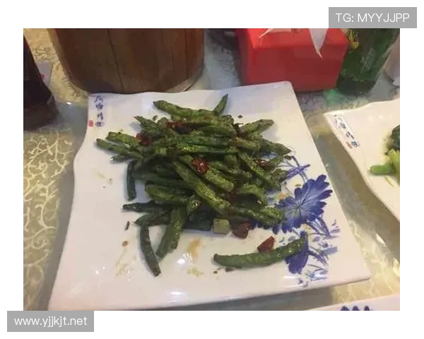 程语轩这孩子球场上拼命，一到饭点就秒变美食博主，感觉他肚子里有个小宇宙跟着跑！