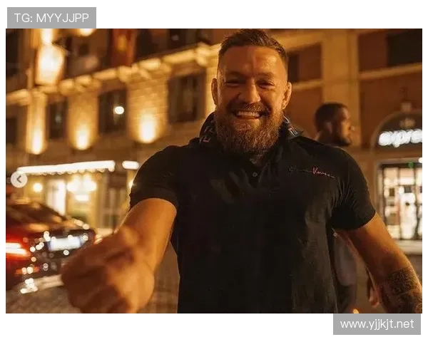 麦格雷戈在家喝杯咖啡都要配保镖站岗？