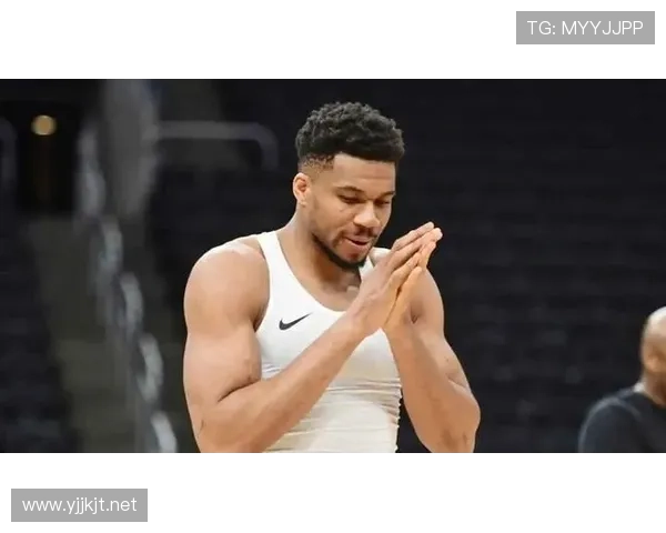 阿德托昆博今天又穿得像去度假，球场上和生活完全两幅脸！