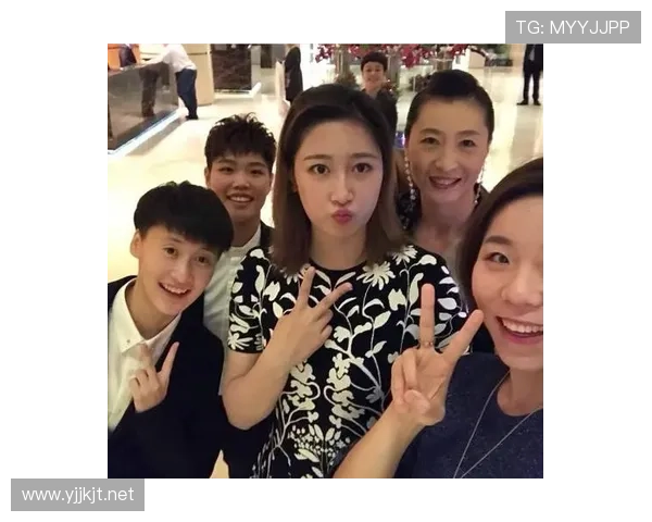 陈雨菲赛前啃鸡腿，教练在旁边翻白眼